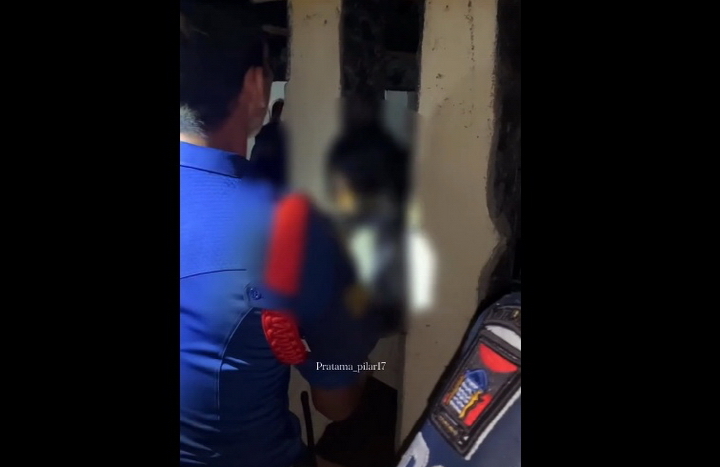 Dua Jam Terjepit di Sela Tiang Pendopo Kos, Mahasiswi di Ulak Karang Padang Dievakuasi Tim Damkar
