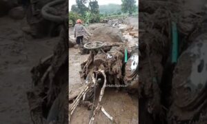 Banjir bandang atau galodo menerjang kawasan Arosuka Kabupaten Solok