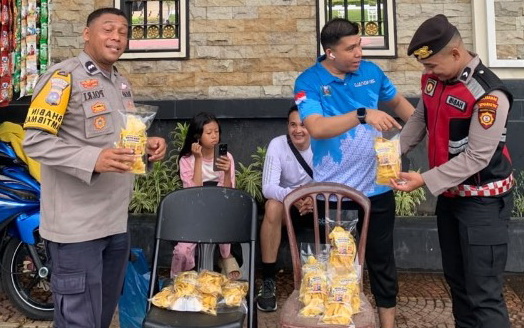 Semarak CFD Padang: Keripik Pisang Dian Pitok Tarik Perhatian Warga Lewat Promosi Langsung